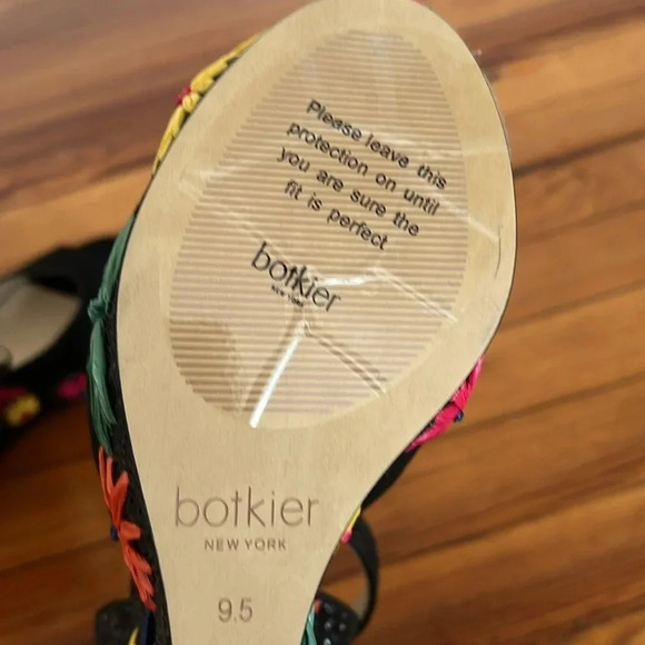 Sparkling Botkier Jesse Platform Wedge Sandals with a Raffia Floral Design - 9.5 - Picture 12 of 14